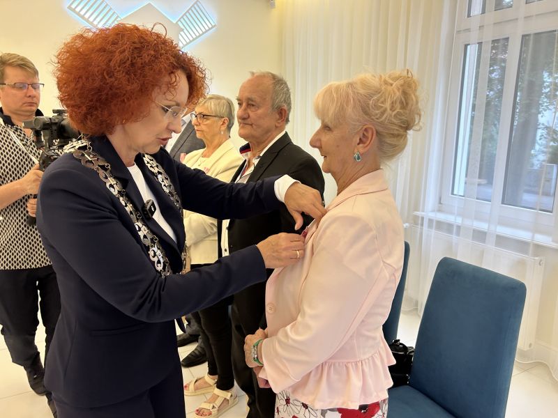Złote Gody w Świnoujściu. Prezydent Agatowska wręczyła medale za Długoletnie Pożycie Małżeńskie