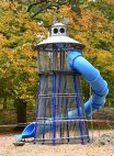 Park Zdrojowy. Montują już pierwsze zabawki.