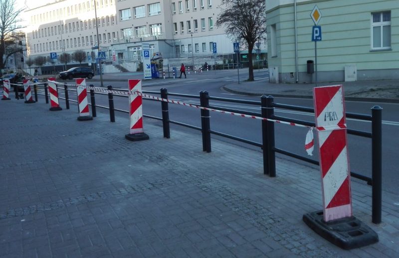 Kierowcy biją brawo! Przy Corso trwa montaż barierek