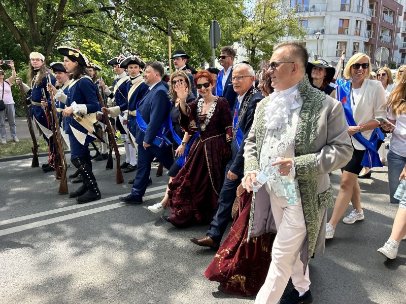 Barwna i radosna parada na 260. urodziny miasta 